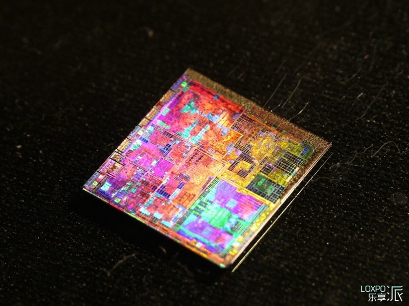 海思Kirin 920就長這樣：暴力拆解國產(chǎn)最強芯！